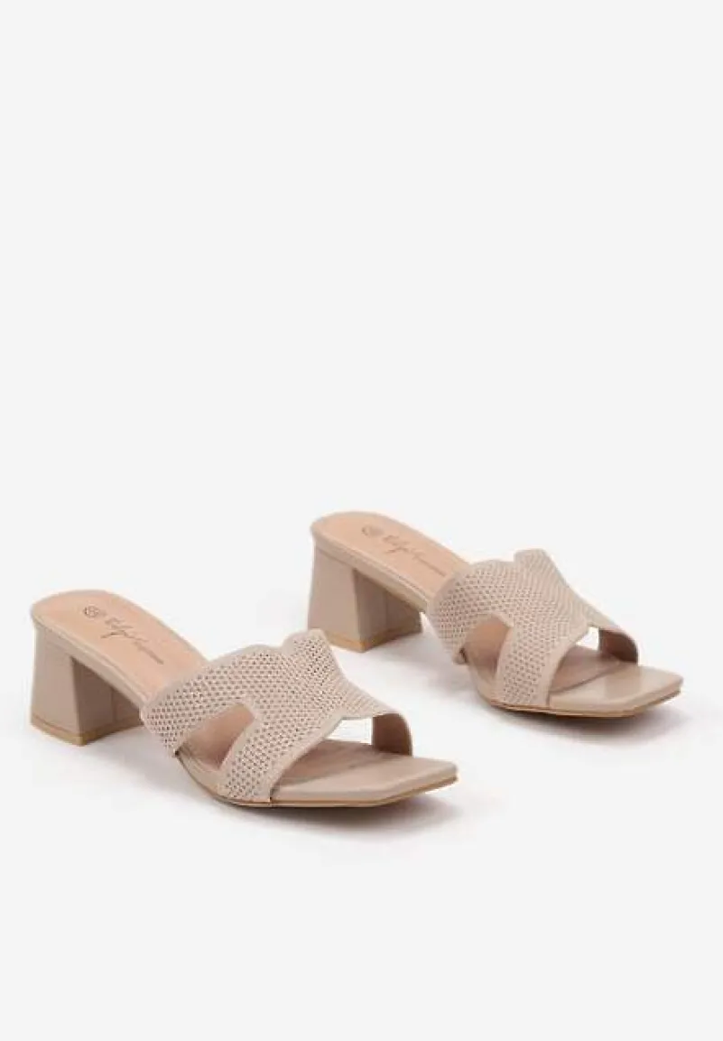 Ciemnobeżowe Klapki na Słupku z Ozdobnymi Wycięciami Doliennea