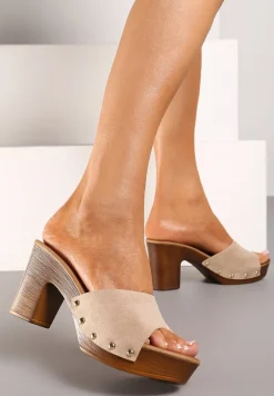 Ciemnobeżowe Klapki Typu Drewniaki z Szerokim Paskiem z Nitami i Słupkiem Moallba