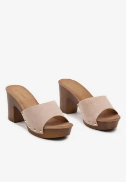 Ciemnobeżowe Klapki Typu Drewniaki z Szerokim Paskiem z Nitami i Słupkiem Moallba