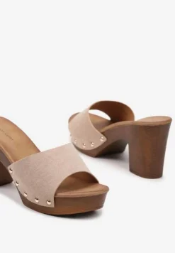 Ciemnobeżowe Klapki Typu Drewniaki z Szerokim Paskiem z Nitami i Słupkiem Moallba