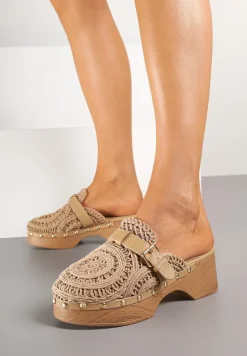 Ciemnobeżowe Klapki w Stylu Chodaków z Ażurową Cholewką na Słupku i Platformie Ozdobione Nitami Traivea