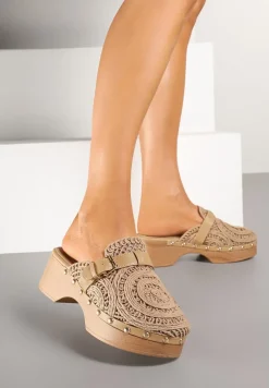 Ciemnobeżowe Klapki w Stylu Chodaków z Ażurową Cholewką na Słupku i Platformie Ozdobione Nitami Traivea