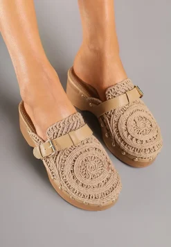 Ciemnobeżowe Klapki w Stylu Chodaków z Ażurową Cholewką na Słupku i Platformie Ozdobione Nitami Traivea