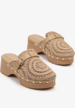 Ciemnobeżowe Klapki w Stylu Chodaków z Ażurową Cholewką na Słupku i Platformie Ozdobione Nitami Traivea