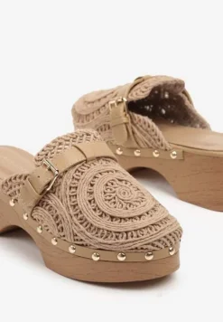 Ciemnobeżowe Klapki w Stylu Chodaków z Ażurową Cholewką na Słupku i Platformie Ozdobione Nitami Traivea