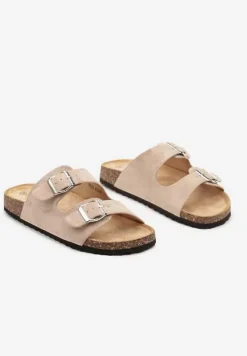 Ciemnobeżowe Klapki z Paskami z Regulacją i Ozdobną Sprzączką oraz Korkową Podeszwą Ozenia