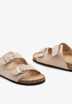 Ciemnobeżowe Klapki z Paskami z Regulacją i Ozdobną Sprzączką oraz Korkową Podeszwą Ozenia