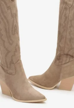 Ciemnobeżowe Kozaki Kowbojki na Słupku z Ozdobnymi Przeszyciami na Suwak Tinovia