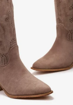 Ciemnobeżowe Kozaki Kowbojki na Słupku z Noskiem w Szpic i Ażurowym Zdobieniem Ranawia