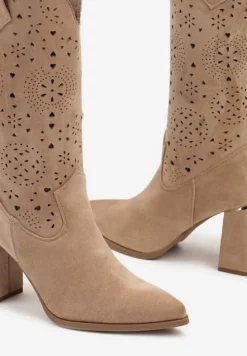 Ciemnobeżowe Kozaki Kowbojki na Słupku z Ażurowym Zdobieniem Navstha