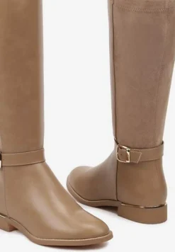 Ciemnobeżowe Kozaki Muszkieterki Ozdobione Paskiem ze Sprzączką Oponcja