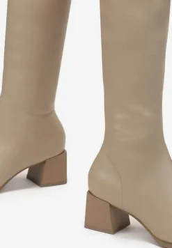 Ciemnobeżowe Kozaki na Geometrycznym Słupku z Kwadratowym Noskiem Brikalona