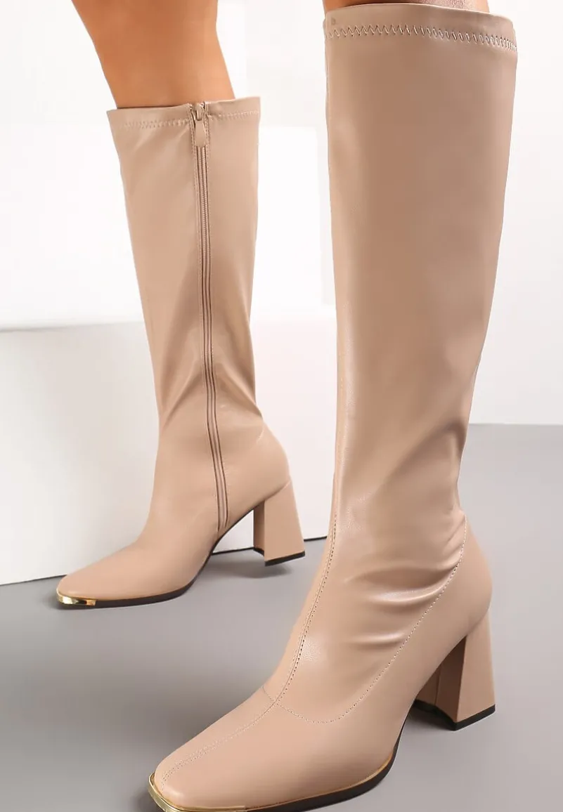 Ciemnobeżowe Kozaki na Obcasie z Metalicznym Kwadratowym Noskiem Osilvam