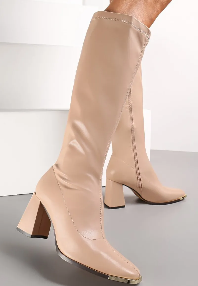 Ciemnobeżowe Kozaki na Obcasie z Metalicznym Kwadratowym Noskiem Osilvam