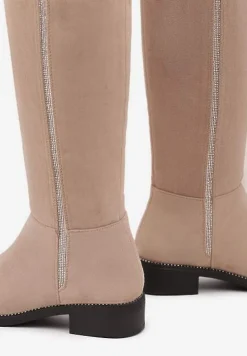 Ciemnobeżowe Kozaki na Płaskiej Podeszwie z Cyrkoniami Belinelle