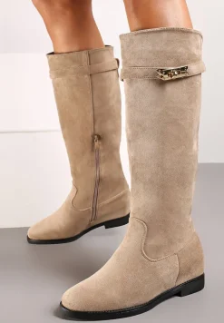 Ciemnobeżowe Kozaki na Płaskiej Podeszwie z Aplikacją i Paskiem Wokół Cholewki Trilabra