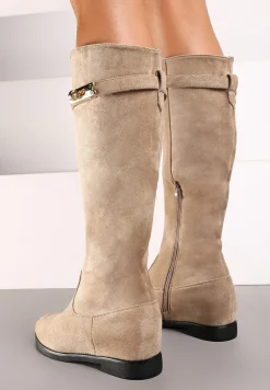 Ciemnobeżowe Kozaki na Płaskiej Podeszwie z Aplikacją i Paskiem Wokół Cholewki Trilabra