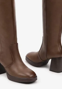 Ciemnobeżowe Kozaki na Platformie i Słupku z Lekkim Ociepleniem Hanissea