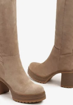 Ciemnobeżowe Kozaki na Platformie z Tłoczeniem i Słupku Zinlivia