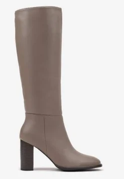 Ciemnobeżowe Kozaki na Słupku z Lekkim Ociepleniem Hanissa