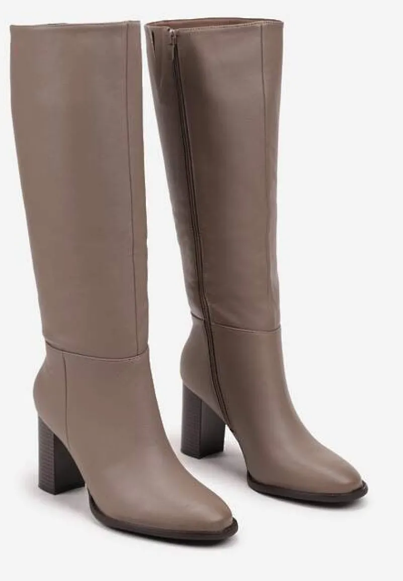 Ciemnobeżowe Kozaki na Słupku z Lekkim Ociepleniem Hanissa