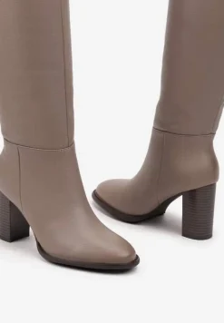 Ciemnobeżowe Kozaki na Słupku z Lekkim Ociepleniem Hanissa