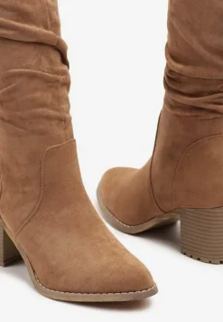 Ciemnobeżowe Kozaki przed Kolano na Słupku Cersinda