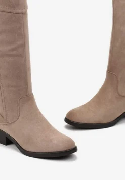 Ciemnobeżowe Kozaki przed Kolano z Ozdobnymi Przeszyciami Bieer