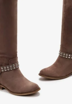 Ciemnobeżowe Kozaki przed Kolano na Ukrytej Koturnie z Biżuteryjnym Paskiem Nitorol