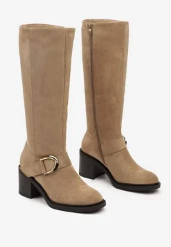 Ciemnobeżowe Kozaki Vices na Słupku z Ozdobną Klamrą i Ociepleniem Moriti