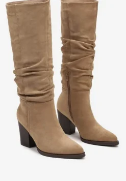 Ciemnobeżowe Kozaki z Ekozamszu na Obcasie Typu Słupek z Marszczeniem przy Cholewce Railaria