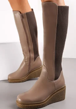 Ciemnobeżowe Kozaki z Elastyczną Prążkowaną Wstawką z Tyłu na Koturnie Mindu