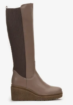 Ciemnobeżowe Kozaki z Elastyczną Prążkowaną Wstawką z Tyłu na Koturnie Mindu