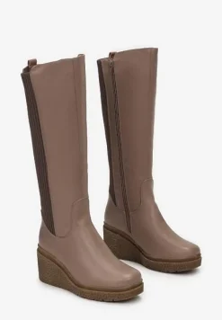 Ciemnobeżowe Kozaki z Elastyczną Prążkowaną Wstawką z Tyłu na Koturnie Mindu