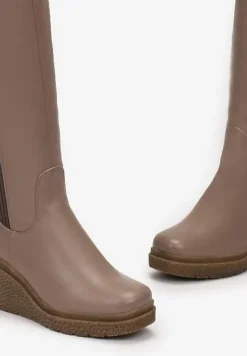 Ciemnobeżowe Kozaki z Elastyczną Prążkowaną Wstawką z Tyłu na Koturnie Mindu