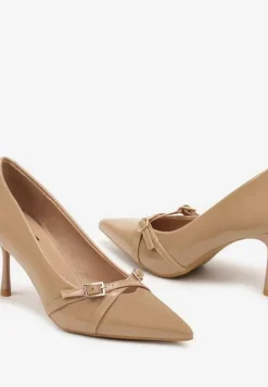 Ciemnobeżowe Lakierowane Szpilki Vices z Klamrami i Paskami Tamirella