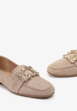 Ciemnobeżowe Mokasyny na Płaskiej Podeszwie z Klamrą z Cyrkonii Pyrisa