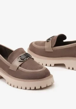 Ciemnobeżowe Mokasyny na Platformie z Ekozamszu Ozdobione Aplikacją z Metalu Trissia