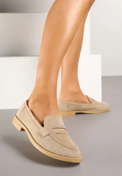 Ciemnobeżowe Mokasyny o Klasycznym Fasonie z Ozdobnym Wycięciem Karisen