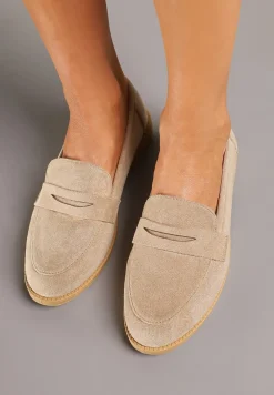 Ciemnobeżowe Mokasyny o Klasycznym Fasonie z Ozdobnym Wycięciem Karisen