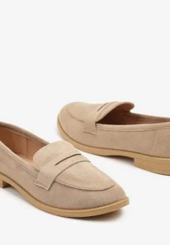 Ciemnobeżowe Mokasyny o Klasycznym Fasonie z Ozdobnym Wycięciem Karisen