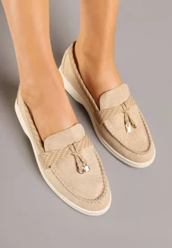 Ciemnobeżowe Mokasyny Ozdobione Metalicznymi Aplikacjami i Geometrycznym Wzorem Raviloria