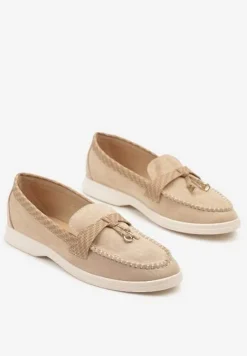 Ciemnobeżowe Mokasyny Ozdobione Metalicznymi Aplikacjami i Geometrycznym Wzorem Raviloria