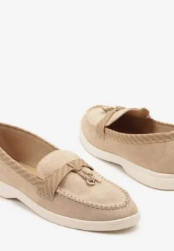 Ciemnobeżowe Mokasyny Ozdobione Metalicznymi Aplikacjami i Geometrycznym Wzorem Raviloria