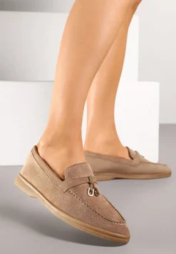 Ciemnobeżowe Mokasyny z Ekozamszu z Ozdobną Zawieszką Fevionea