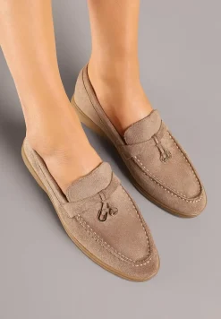 Ciemnobeżowe Mokasyny z Ekozamszu z Ozdobną Zawieszką Fevionea