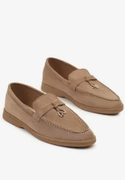 Ciemnobeżowe Mokasyny z Ekozamszu z Ozdobną Zawieszką Fevionea