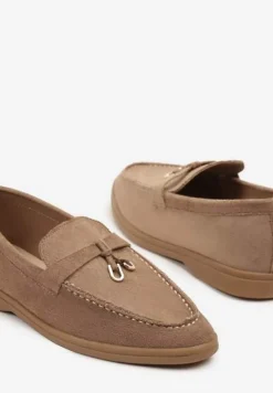 Ciemnobeżowe Mokasyny z Ekozamszu z Ozdobną Zawieszką Fevionea