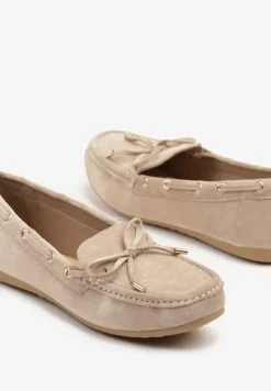 Ciemnobeżowe Mokasyny z Ekozamszu Zdobione Wiązaniem z Kokardą Sonilora