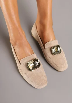 Ciemnobeżowe Mokasyny z Ekozamszu Zdobione Aplikacją z Dużą Cyrkonią Zidanira